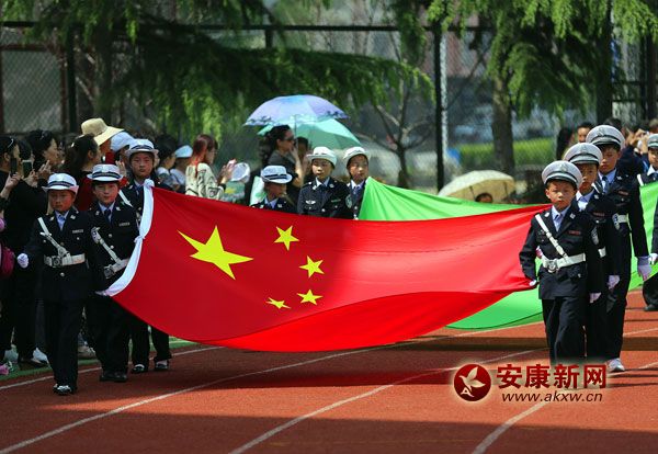 2、4月27日,6名小國(guó)旗手走在運(yùn)動(dòng)會(huì)開(kāi)幕式入場(chǎng)儀式最前面.JPG