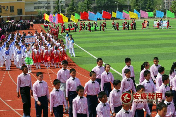 1、4月27日,寧陜小學(xué)第35屆運(yùn)動(dòng)會(huì)在縣城體育場(chǎng)舉行.JPG